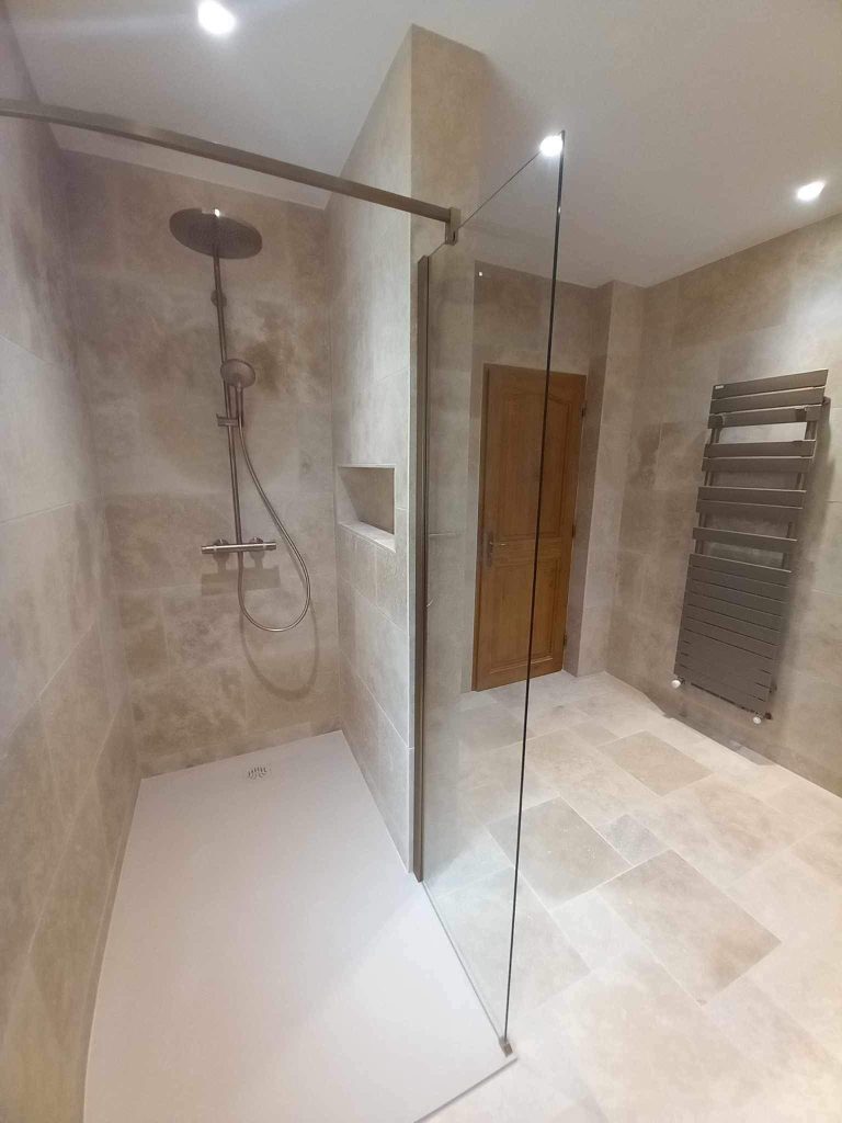 Douche à l'italienne avec paroi en verre dans une salle de bain rénovée