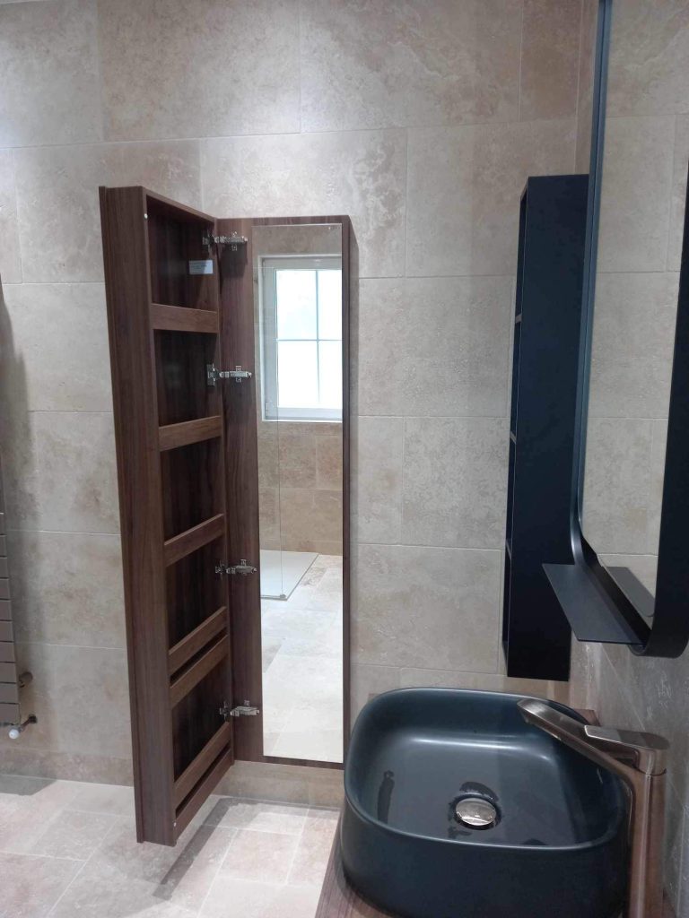 Meuble vasque en bois avec colonne de rangement dans une salle de bain rénovée