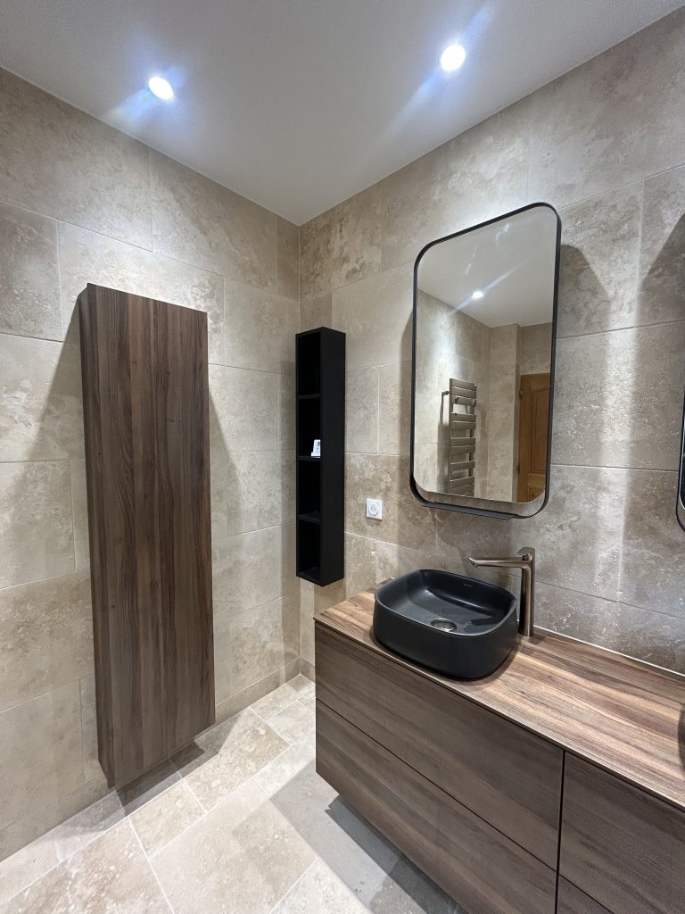 Meuble vasque en bois avec colonne de rangement dans une salle de bain contemporaine