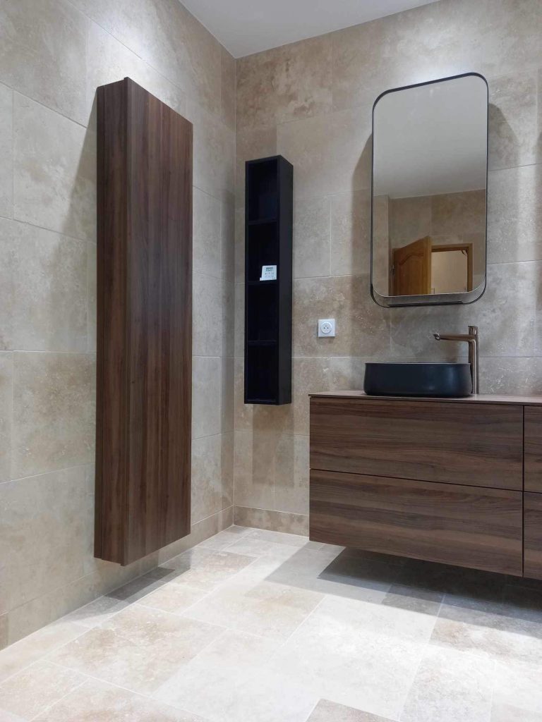 Meuble vasque suspendu en bois avec miroir design dans une salle de bain moderne