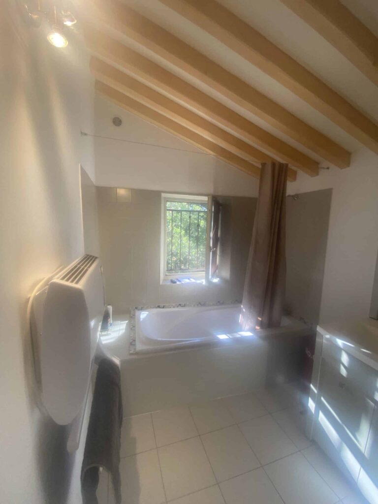 Salle de bain en cours de rénovation avant la pose des équipements