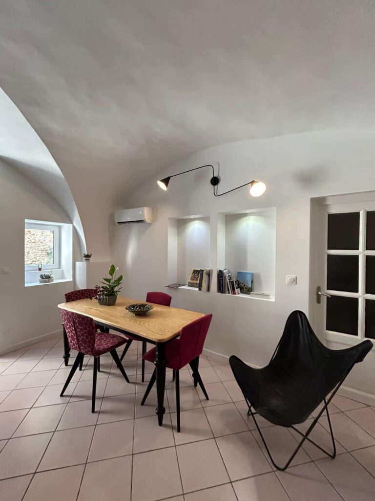 Pièce de vie moderne après rénovation complète d'un appartement à Montélimar