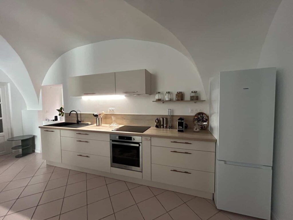 Cuisine moderne après rénovation complète d'un appartement à Montélimar