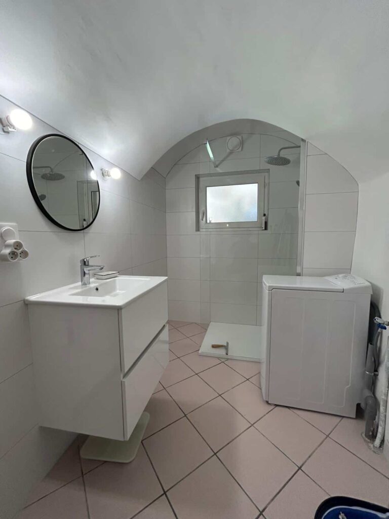 Salle de bain rénovée avec meuble vasque