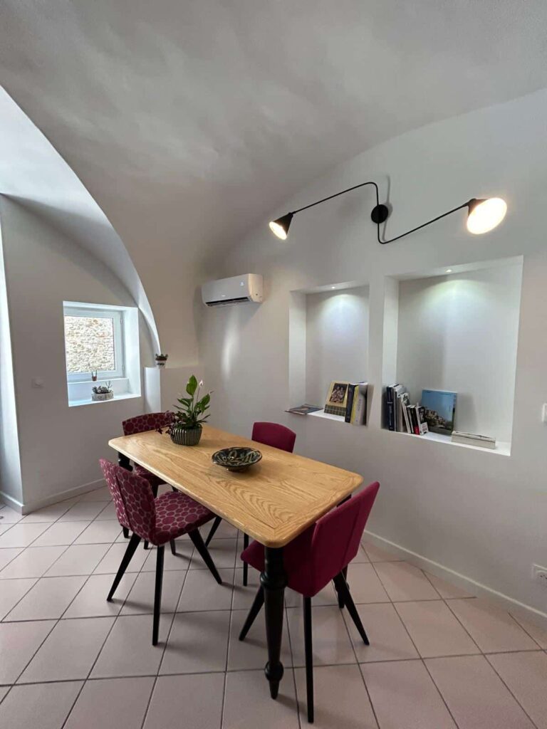 Pièce de vie rénovée avec cuisine ouverte après rénovation d'un appartement à Montélimar