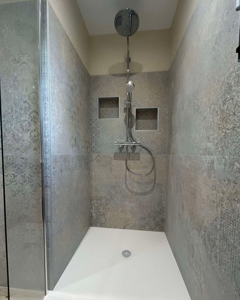 Douche à l'italienne salle de bain moderne