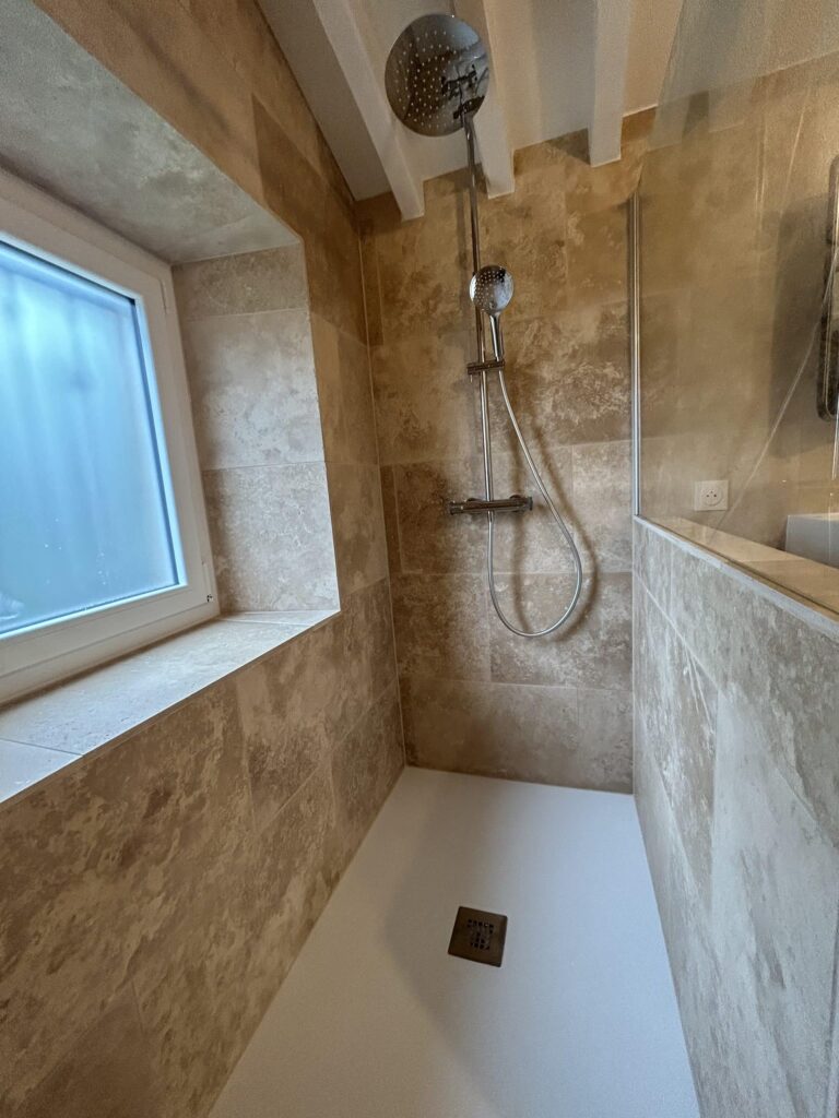 Détail du revêtement mural en travertin dans la douche