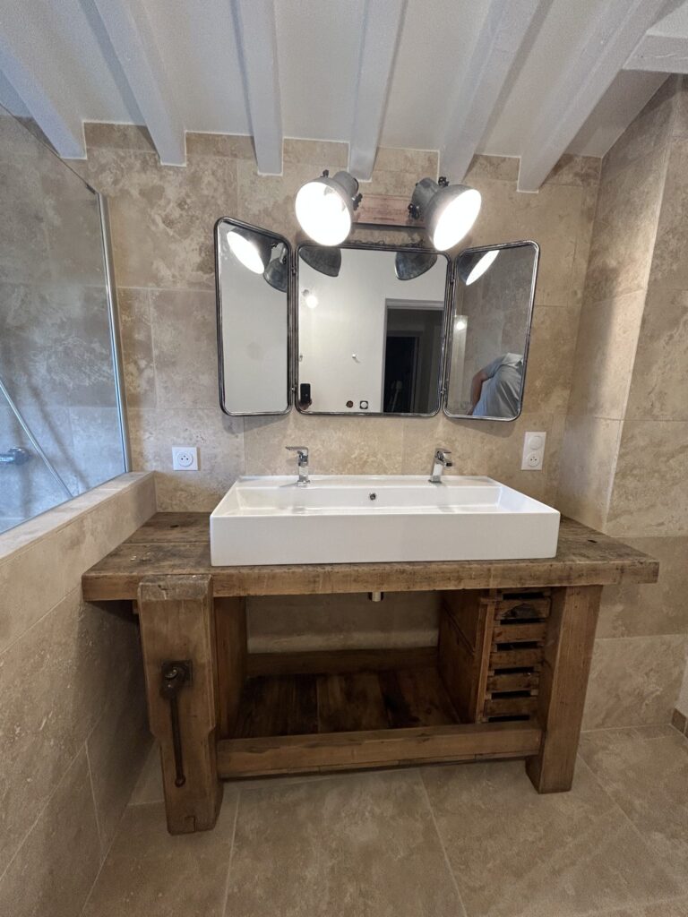 Vue générale de la salle de bain rénovée à Espeluche