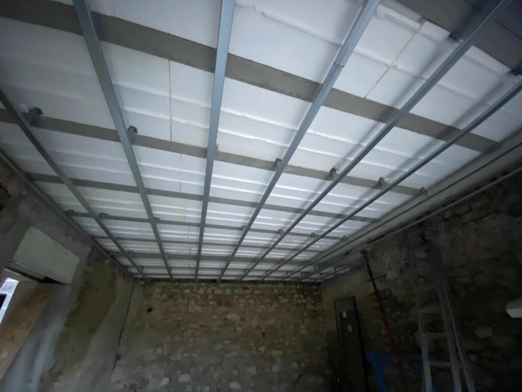 Isolation thermique sous plancher bois dans une bâtisse ancienne