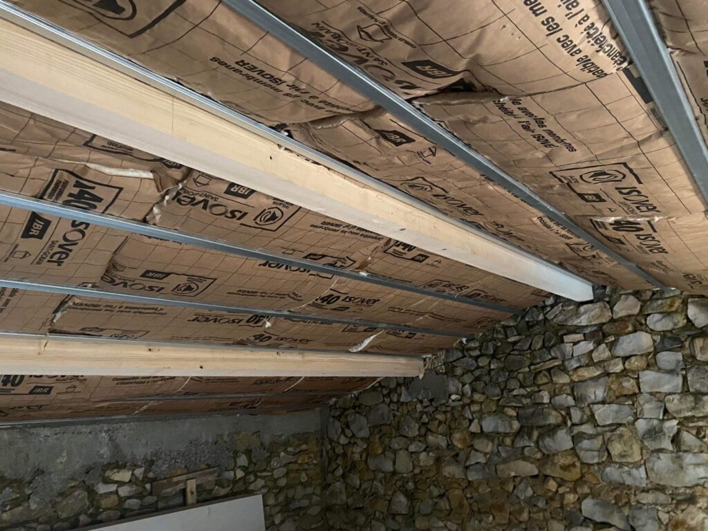 Pièce rénovée après travaux d'isolation intérieure d'une maison en pierre