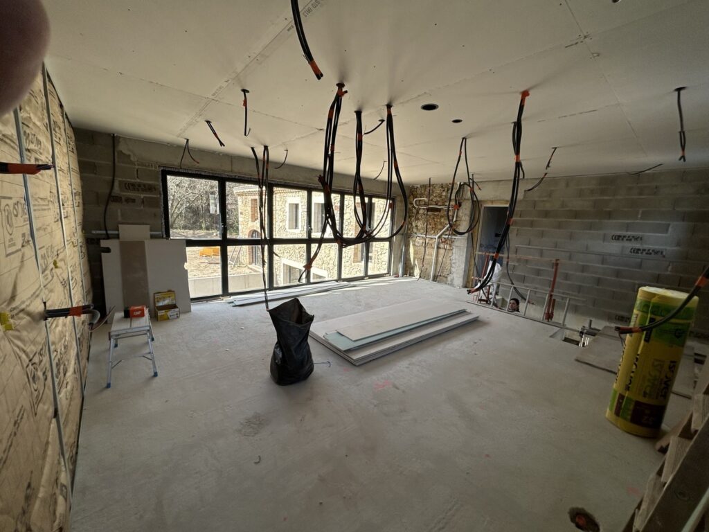 Grande pièce d'une maison en pierre après isolation et doublage des murs