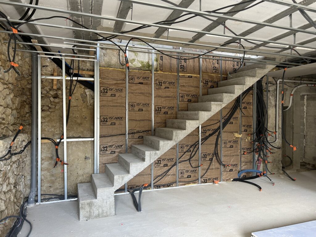 Isolation intérieure et préparation des cloisons dans une maison ancienne
