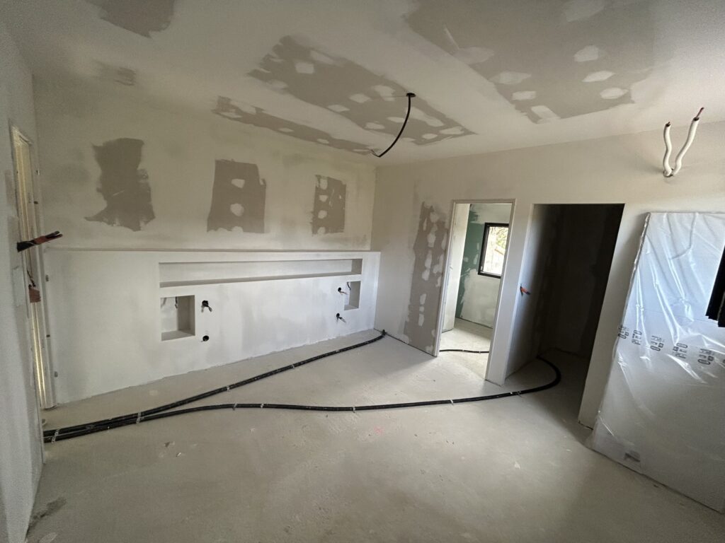 Intérieur d'une maison en pierre avant travaux de rénovation et d'isolation