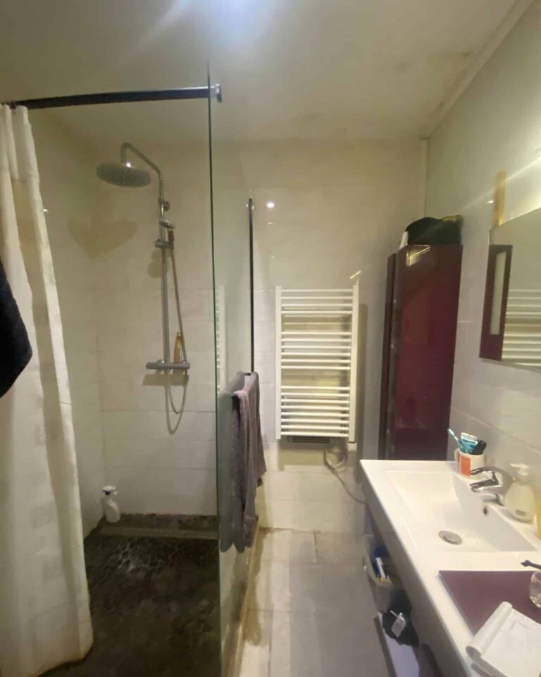 Salle de bain avant rénovation après un dégât des eaux