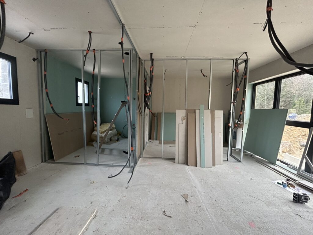 Escalier d'une maison en pierre pendant les travaux de rénovation intérieure