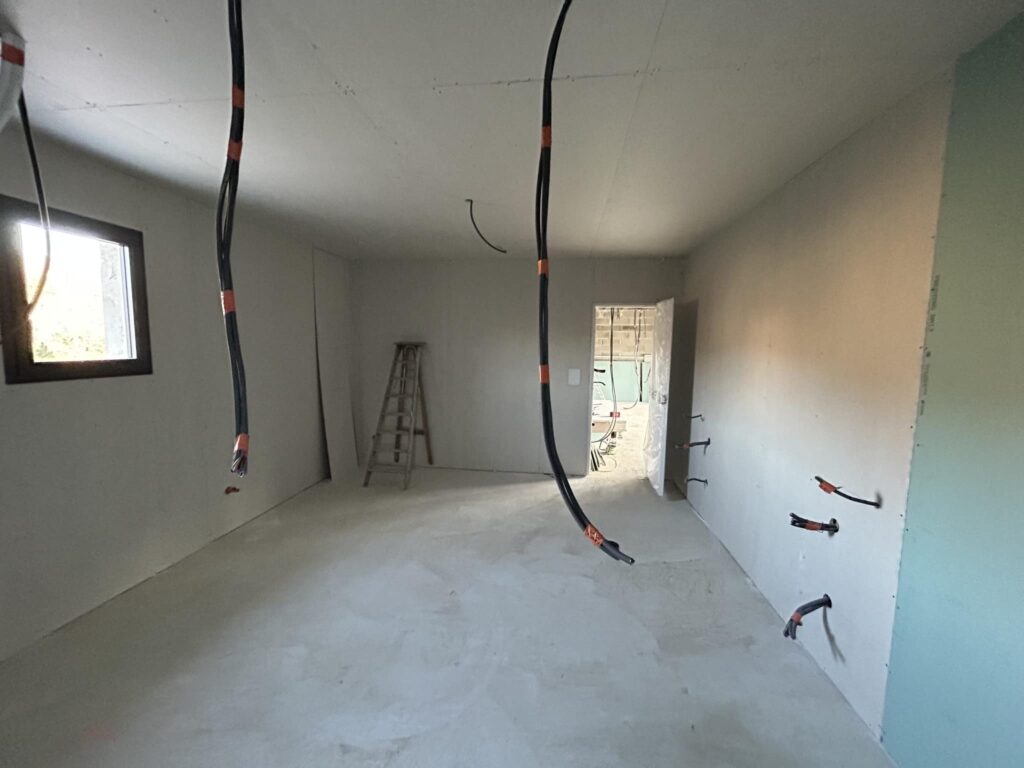 Isolation thermique du plafond avec laine de verre dans une maison en pierre