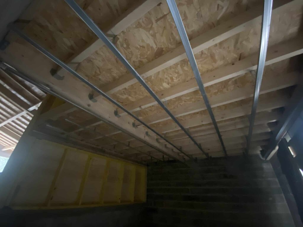 Isolation sous plafond entre solives dans une bâtisse ancienne