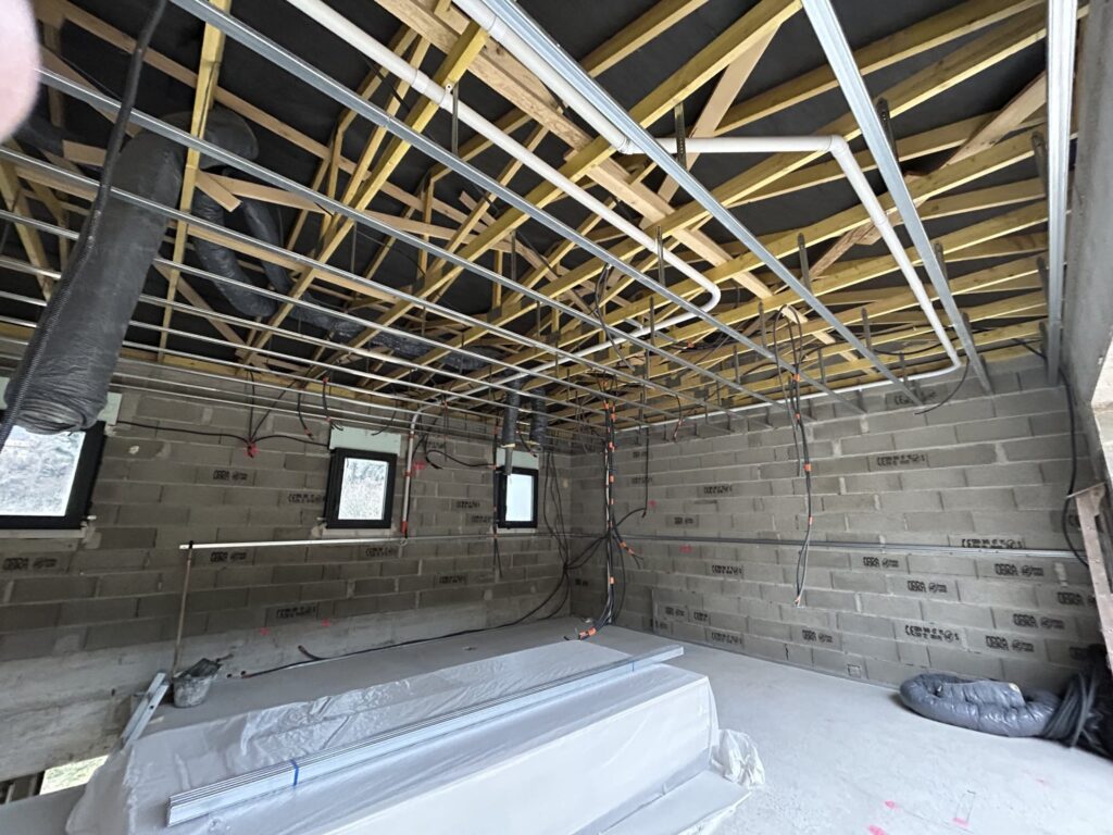 Ossature métallique prête à recevoir l'isolation et le plafond en plaques de plâtre