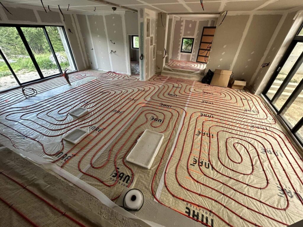 Pose d’un plancher chauffant hydraulique dans maison en rénovation – Drôme