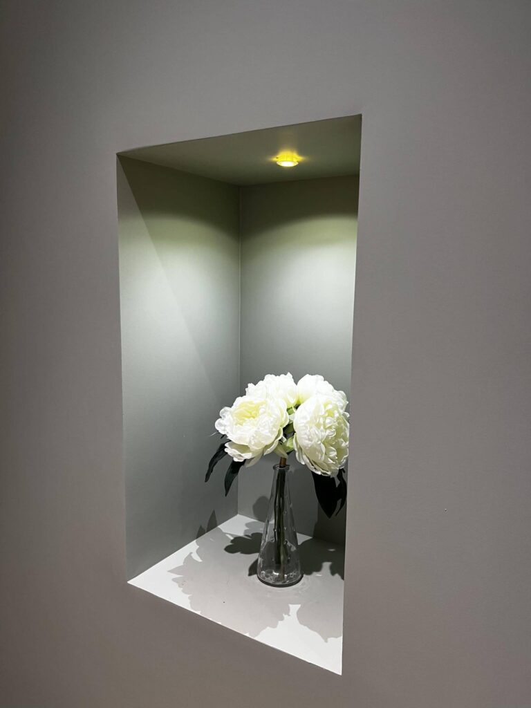 Niches murales décoratives intégrées dans un salon rénové