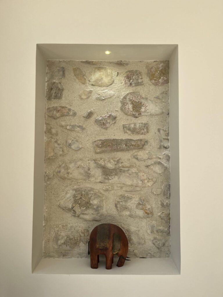 Mur en pierre apparente avec éclairage intégré après rénovation