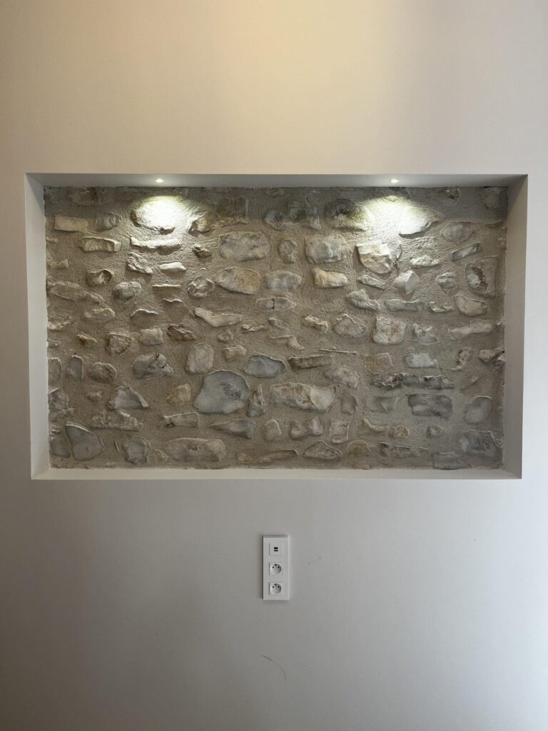 Niche murale en pierre restaurée dans une maison ancienne