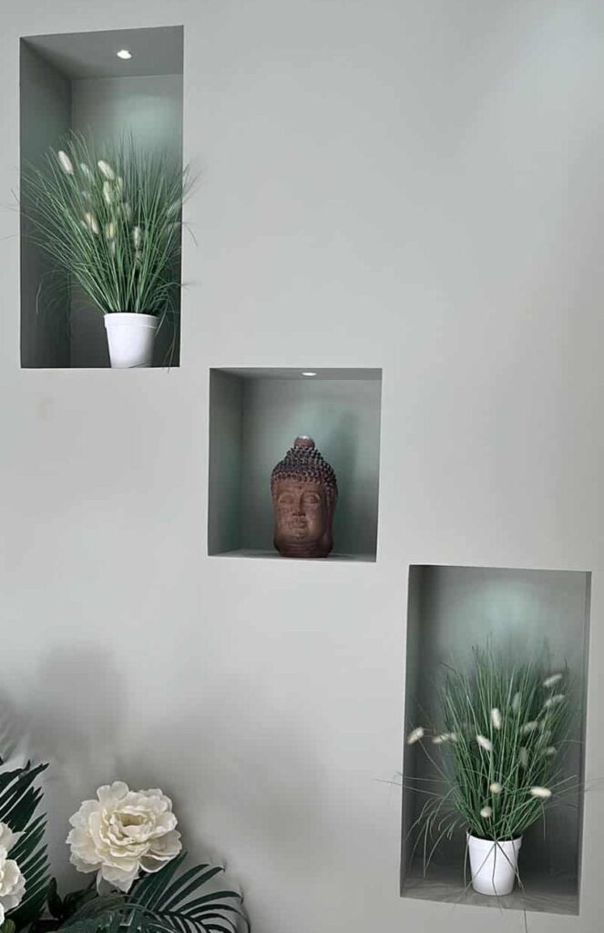 Niche murale éclairée par un spot LED dans une maison ancienne rénovée