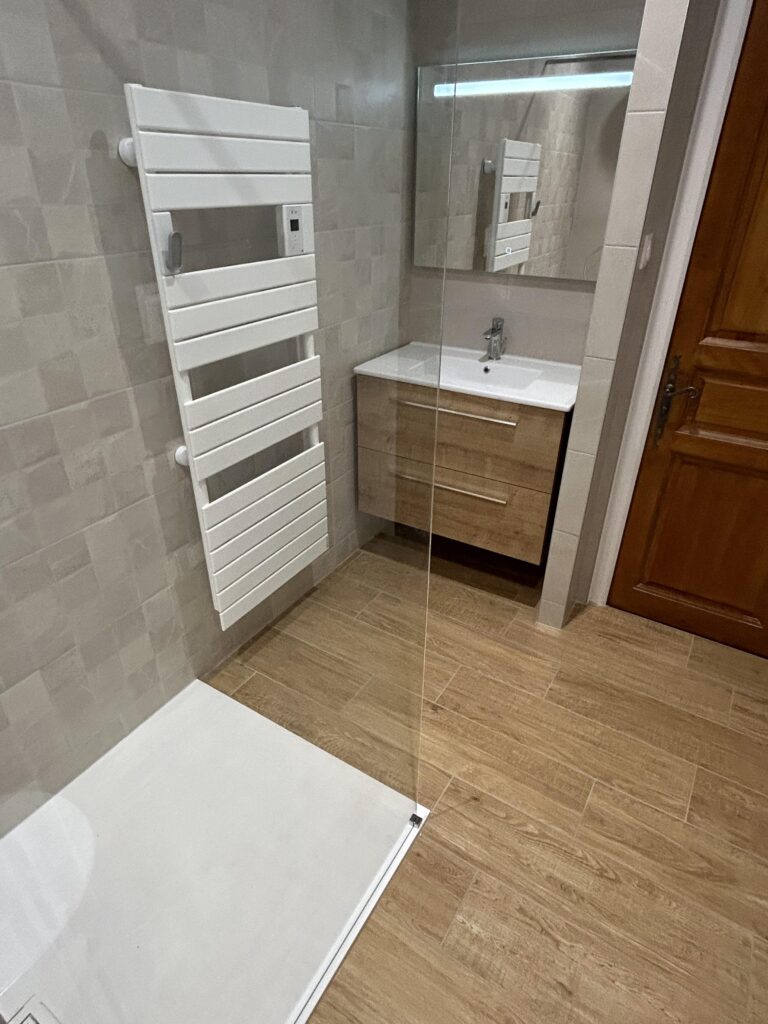 Douche à l'italienne avec receveur extra-plat et colonne de douche pluie
