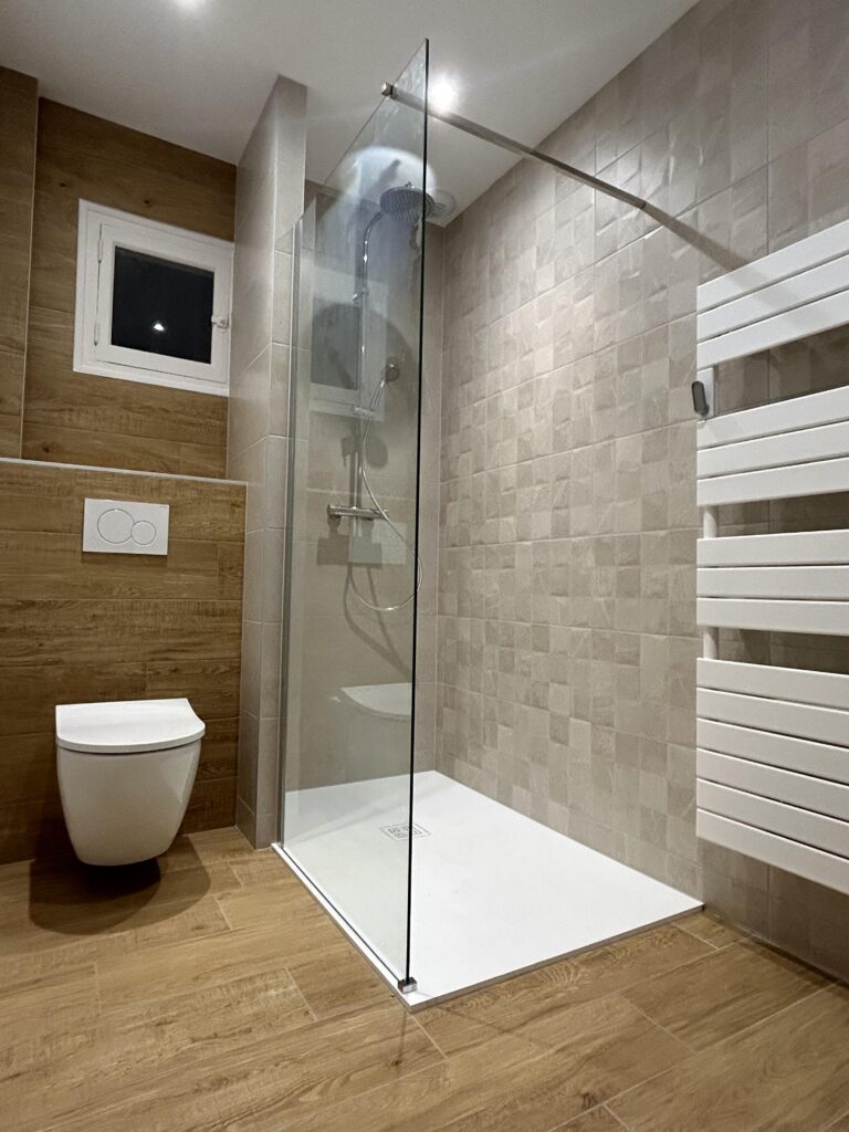 Salle de bain rénovée avec douche à l'italienne et WC suspendu