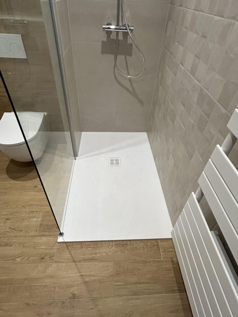 Receveur de douche extra-plat blanc avec bonde carrée