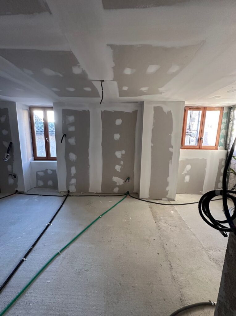 Pièce en rénovation après travaux d'isolation intérieure réalisés par notre entreprise d'isolation maison.