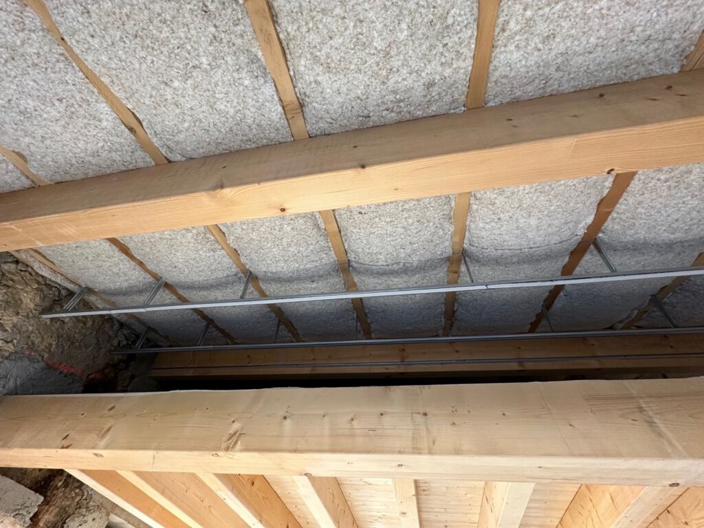 Isolation des combles avec ouate de cellulose pour améliorer les performances énergétiques.