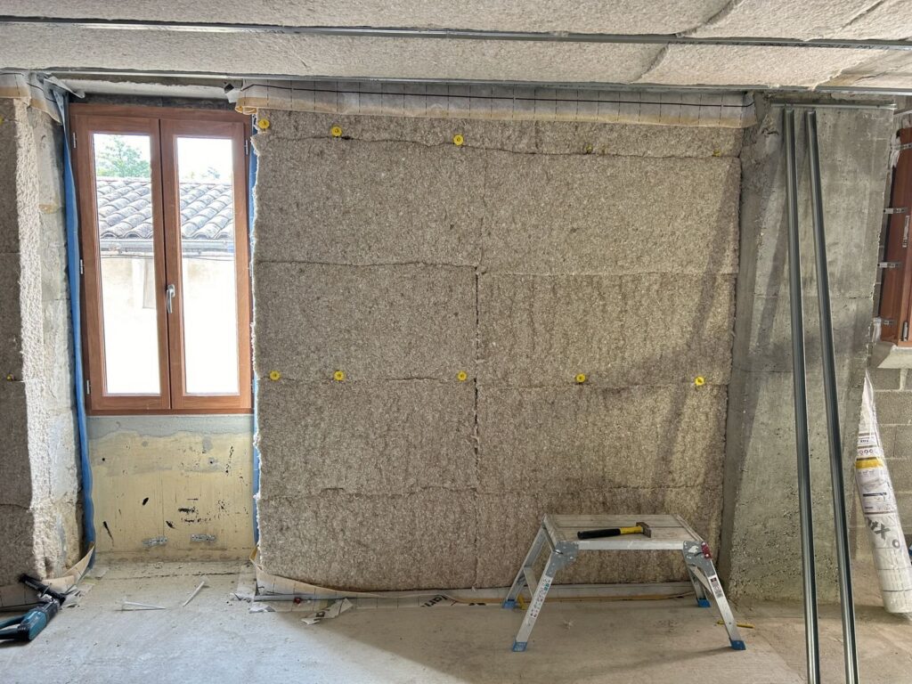 Mur entièrement isolé avec panneaux Biofib Trio avant la pose du placoplâtre.
