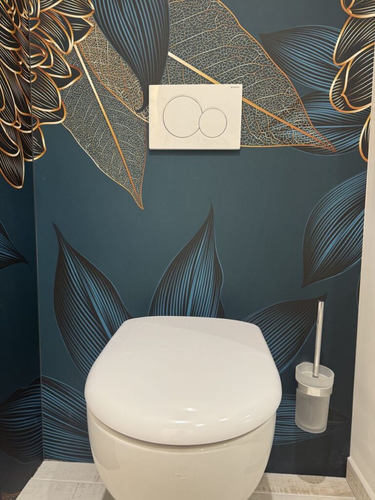Faïence décorative et WC suspendu dans une salle de bain contemporaine