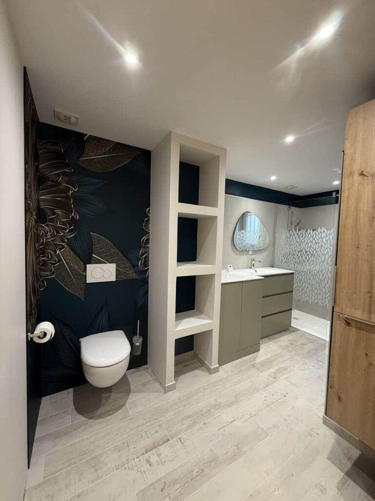 Salle de bain rénovée avec douche à l'italienne et meuble vasque