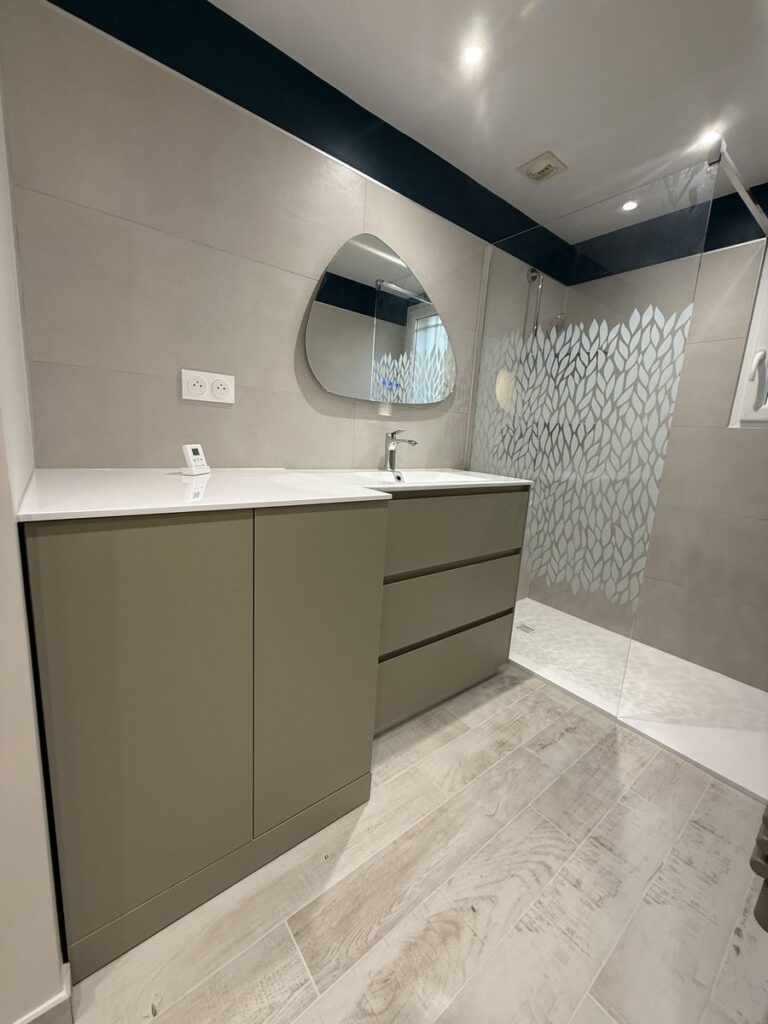 Douche à l'italienne carrelée réalisée lors d'une rénovation de salle de bain