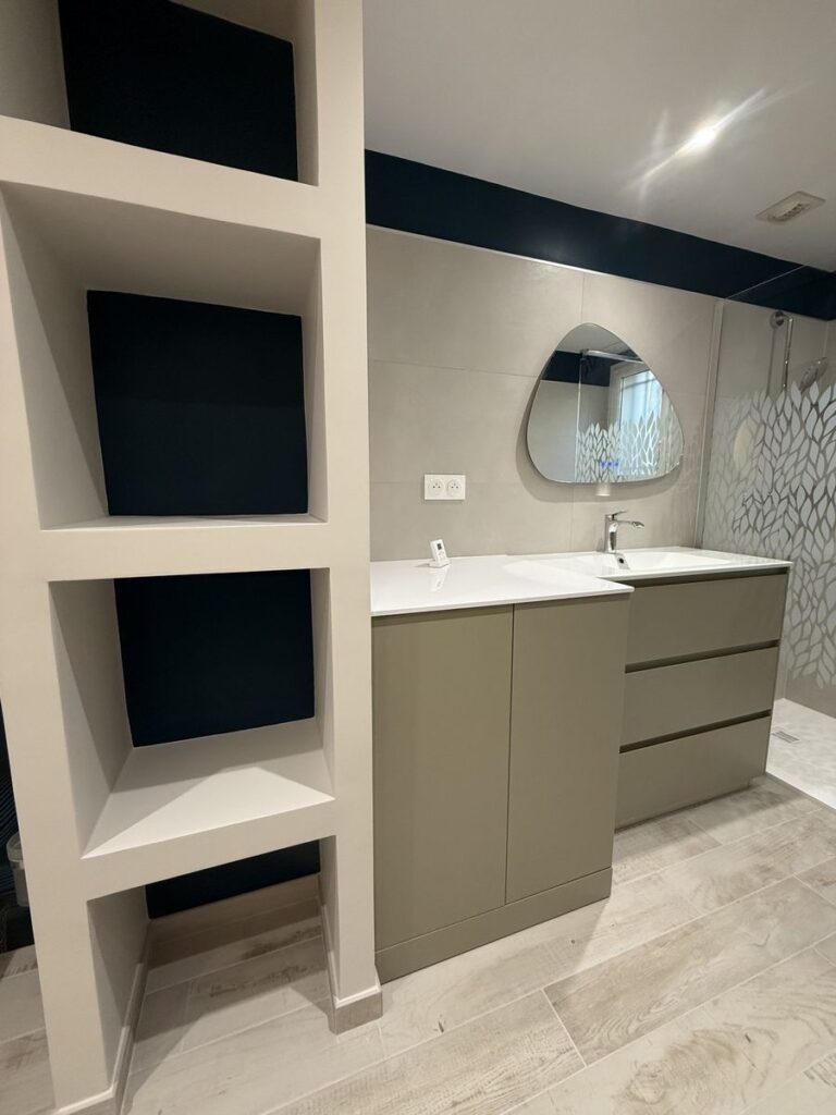 Aménagement de salle de bain avec meuble vasque contemporain