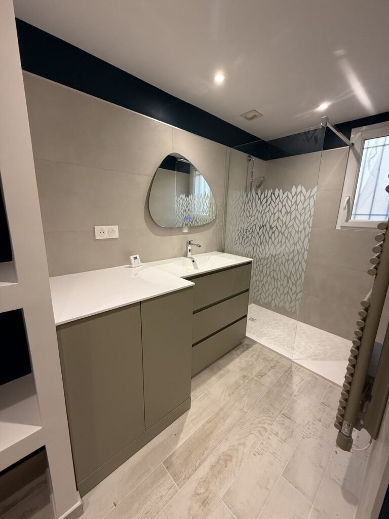 Meuble vasque moderne installé lors d'une rénovation complète de salle de bain