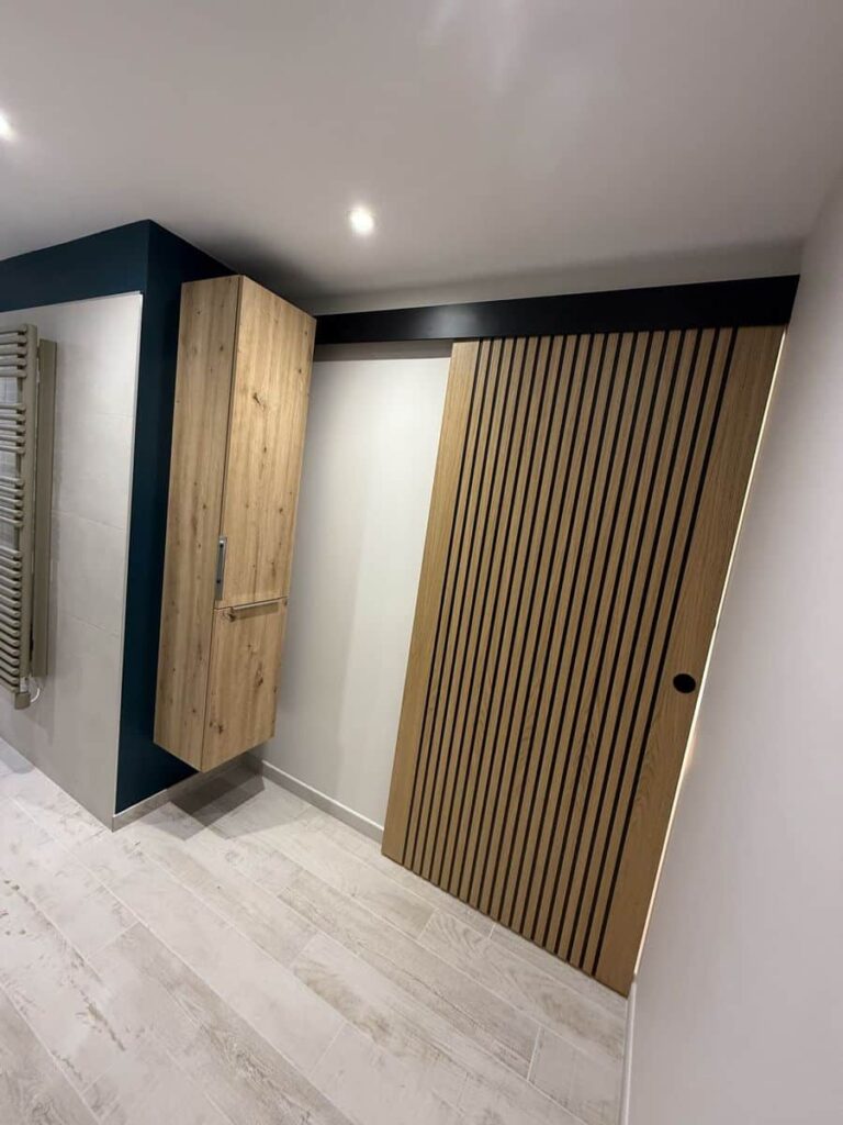 Vue d'ensemble d'une salle de bain moderne rénovée par Drôme Rénovation