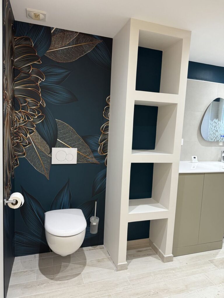 WC suspendu avec niche décorative dans une salle de bain rénovée moderne
