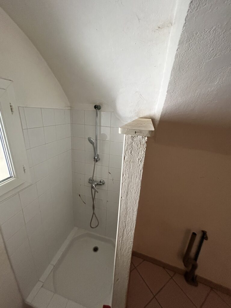 Mur dégradé avant rénovation de la salle de bain