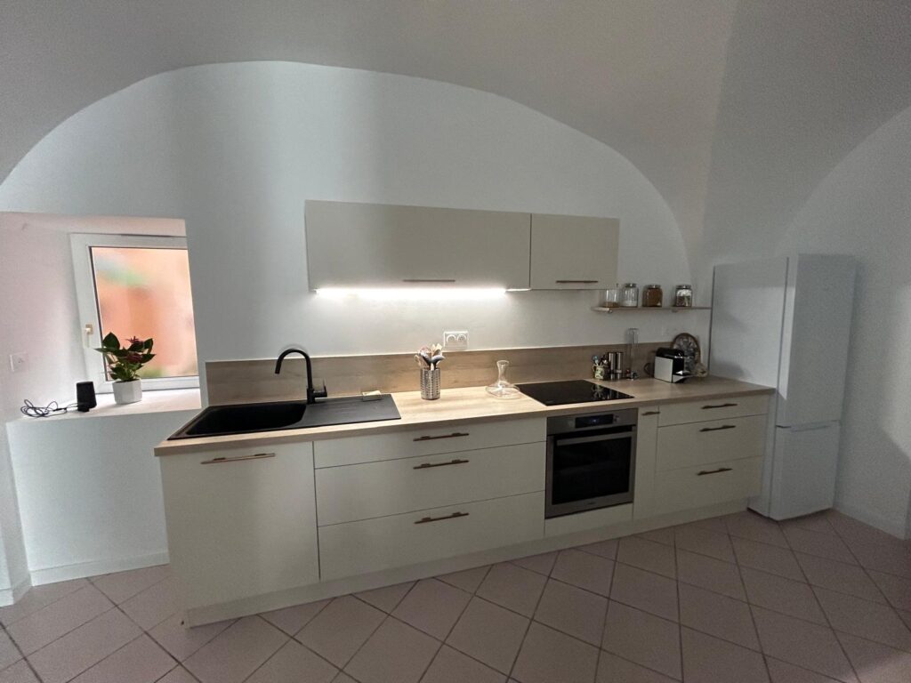 Cuisine moderne après rénovation complète d'un appartement à Montélimar