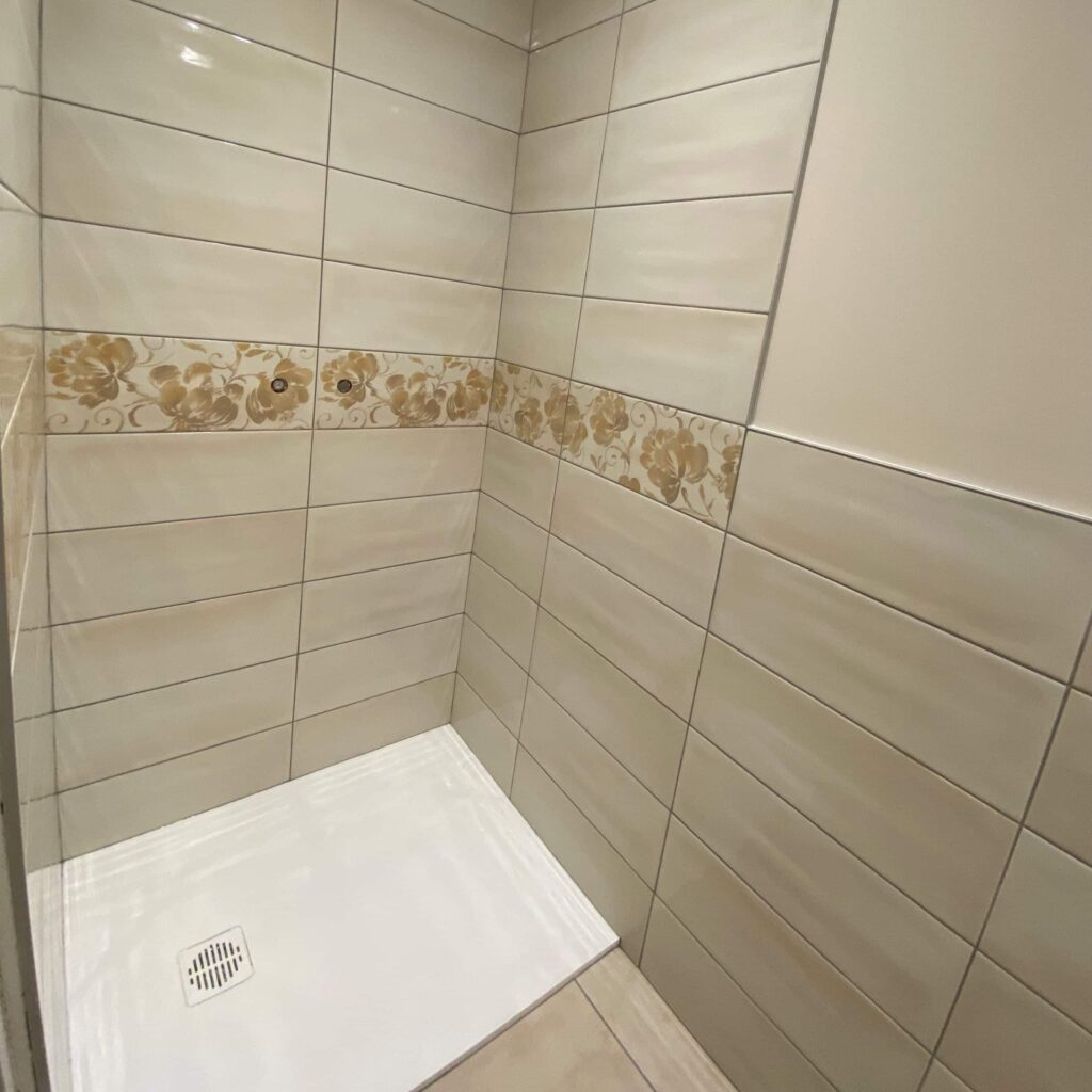 Douche PMR de plain-pied réalisée par Drôme Rénovation à Montélimar