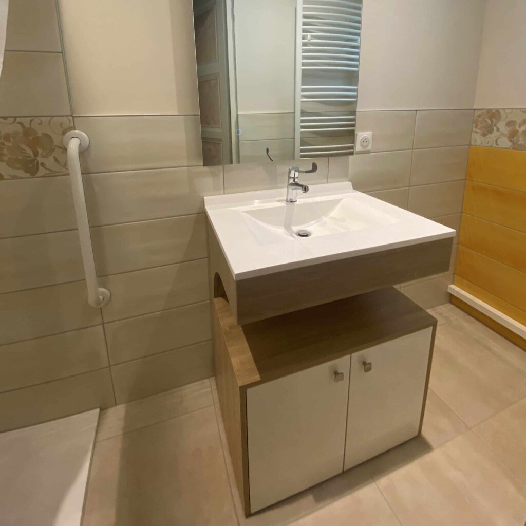 Meuble vasque installé dans une salle de bain PMR rénovée à Montélimar