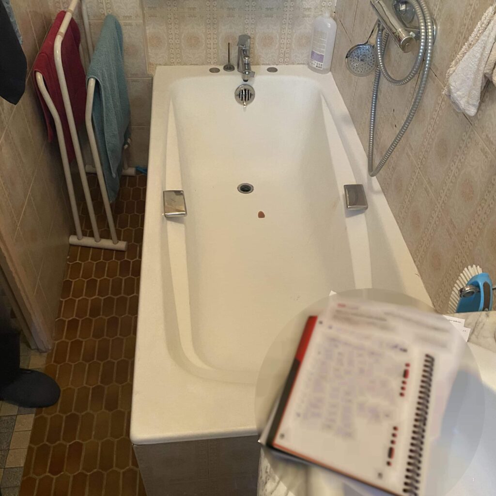 Ancienne baignoire avant création d'une douche PMR à Montélimar