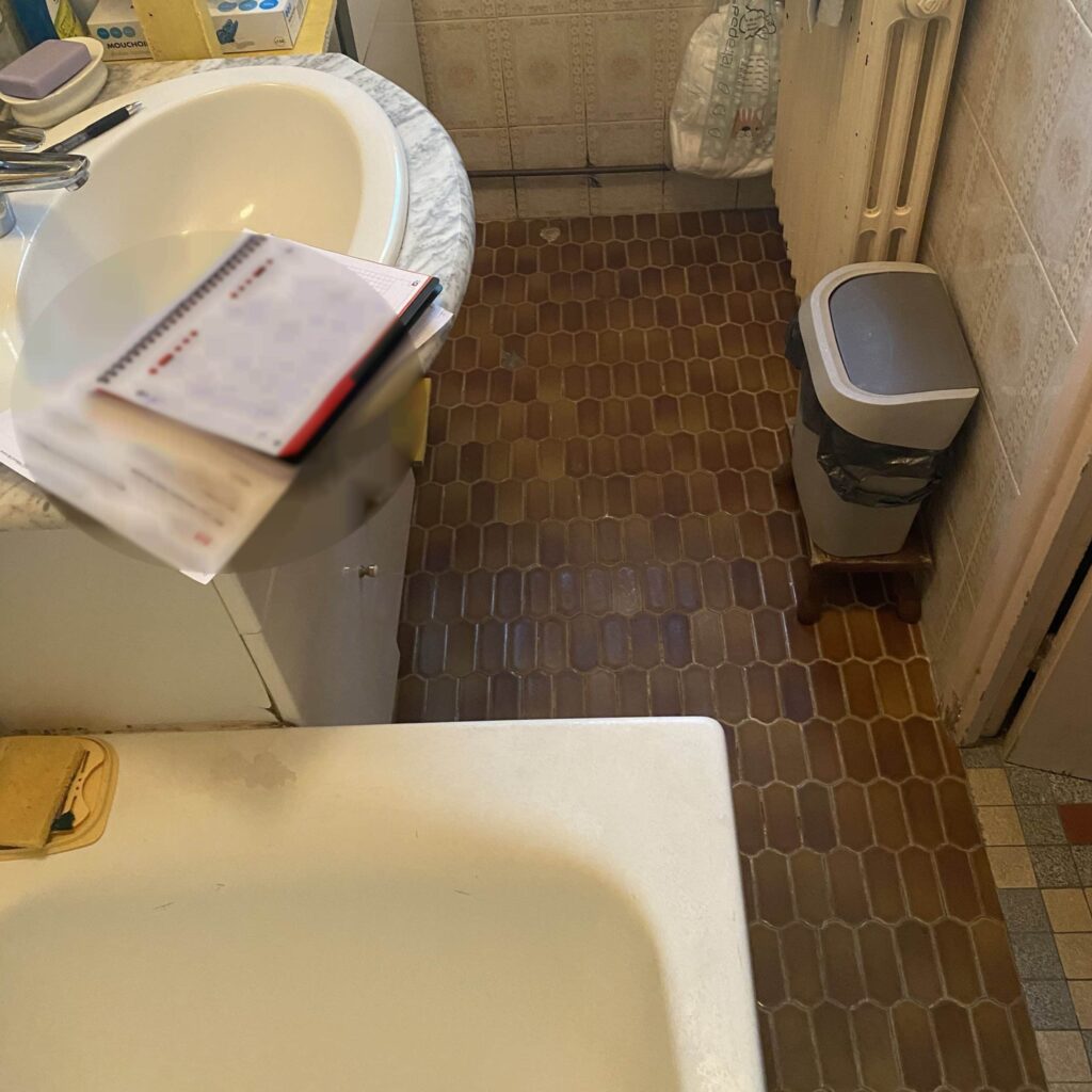 Ancienne salle de bain avant transformation en salle de bain PMR à Montélimar