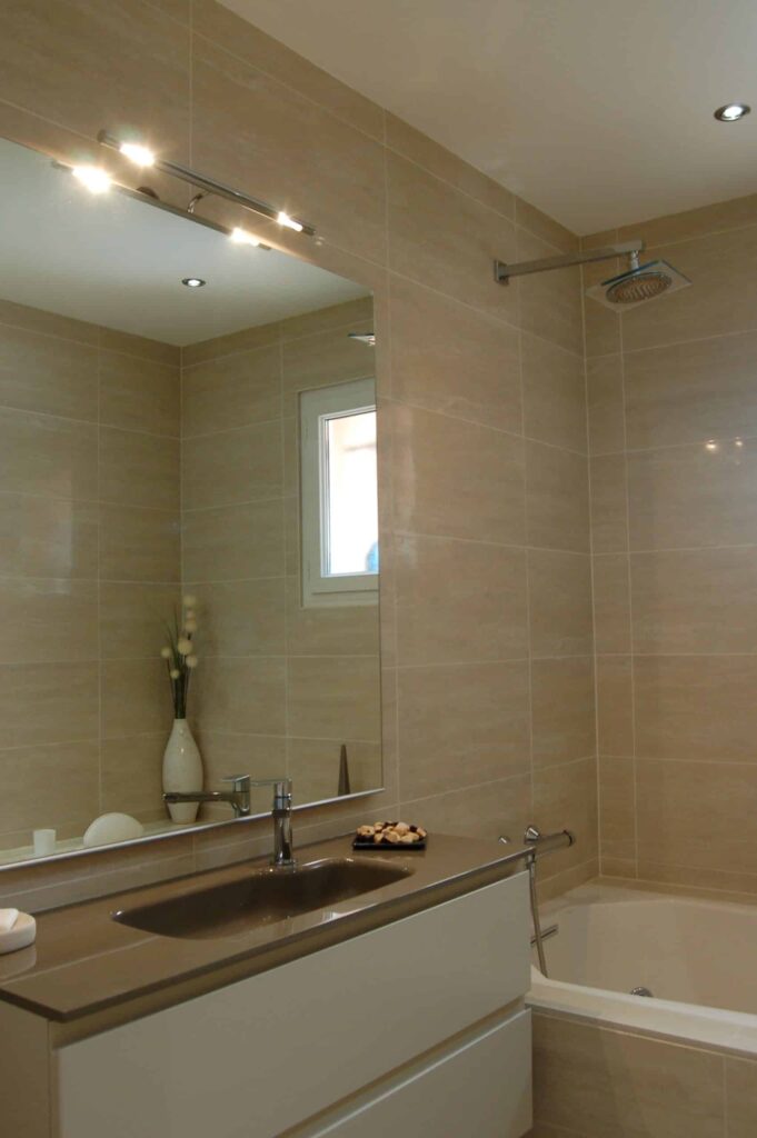 Salle de bain rénovée à Saint-Gervais-sur-Roubion avec baignoire balnéo et meuble vasque.