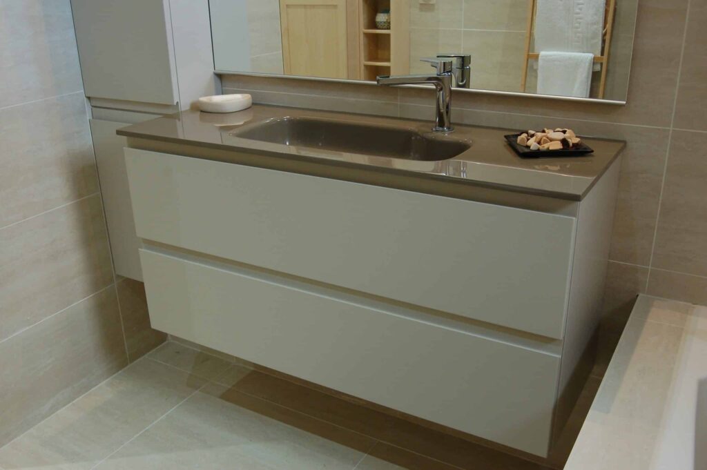 Vue d'ensemble de la salle de bain rénovée avec meuble double vasque et baignoire balnéo