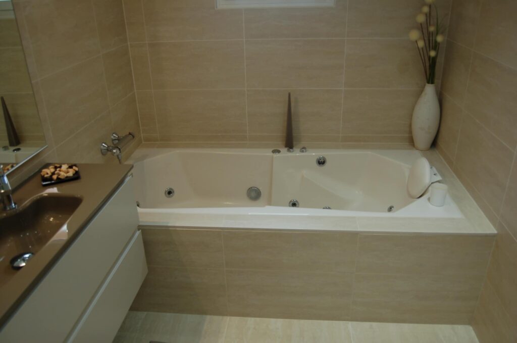 Baignoire balnéo installée lors d’une rénovation de salle de bain à Saint-Gervais-sur-Roubion.