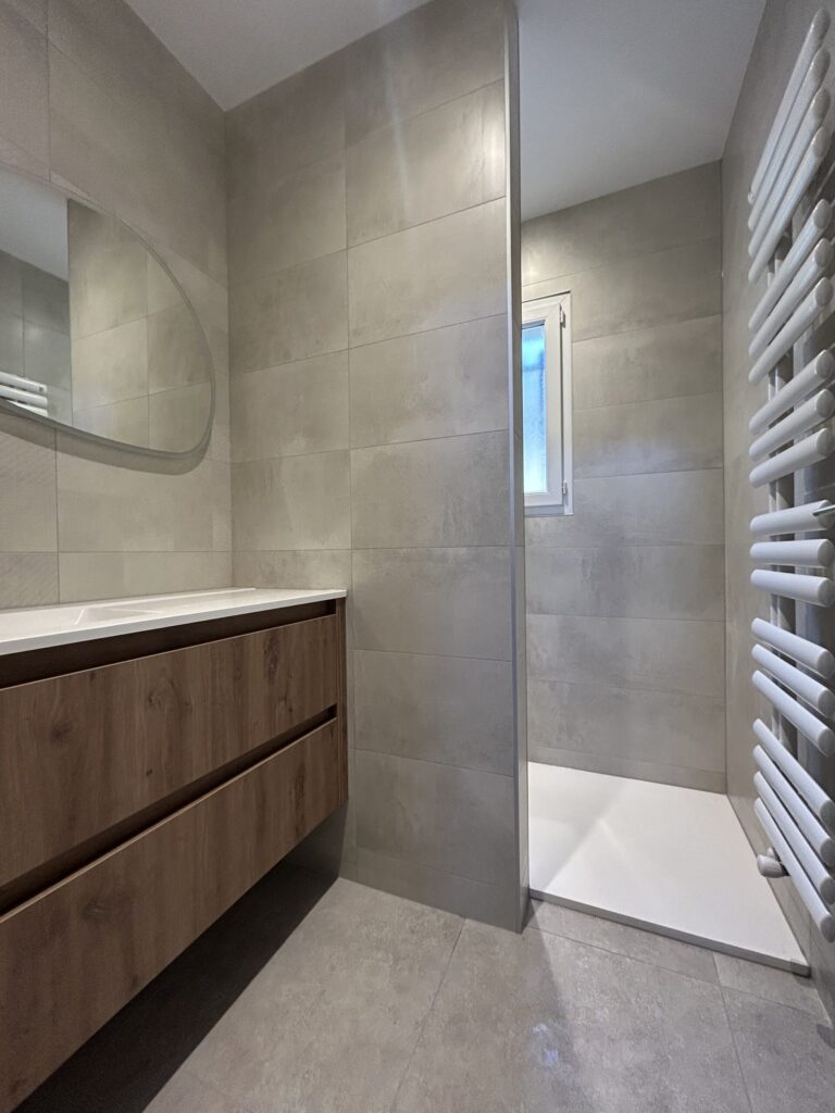 Salle de bain rénovée avec douche à l'italienne et meuble suspendu à La Bégude-de-Mazenc